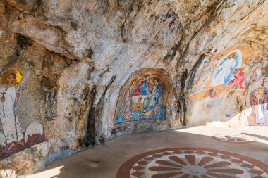 OSTROG, MONTENEGRO - Haziran 02, 2025: Mozaikler, Karadağ 'daki büyük Ostroska Greda kayasında yer alan bir Sırp Ortodoks Kilisesi olan Ostrog manastırındaki dini sahneleri resmediyor.