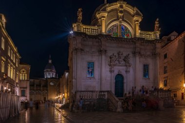 DUBROVNIK, CROATIA - 09 Haziran 2025: Dubrovnik Eski Şehir Meydanı 'ndaki St. Blaise Kilisesi Gece Görüşü. Dubrovnik, Hırvatistan 'ın güneyinde taştan duvarlarla çevrili kendine özgü Eski Kenti ile tanınan bir şehir.