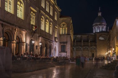DUBROVNIK, CROATIA - 09 Haziran 2025 Dubrovnik Eski Şehir Meydanı 'nın gece manzarası. Dubrovnik, Hırvatistan 'ın güneyinde taştan duvarlarla çevrili kendine özgü Eski Kenti ile tanınan bir şehir.