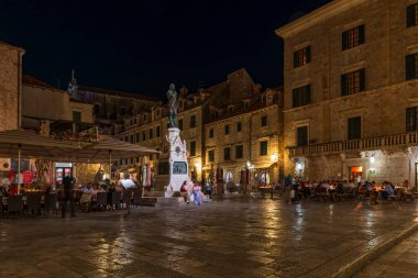 DUBROVNIK, CROATIA - 09 Haziran 2025 Dubrovnik Eski Kasabası 'ndaki Rektörler Sarayı' nın gece görüşü. Dubrovnik, Hırvatistan 'ın güneyinde taştan duvarlarla çevrili kendine özgü Eski Kenti ile tanınan bir şehir..