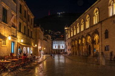 DUBROVNIK, CROATIA - 09 Haziran 2025: ünlü Dubrovnik Old Town 'un gece manzarası. Dubrovnik, Hırvatistan 'ın güneyinde taştan duvarlarla çevrili kendine özgü Eski Kenti ile tanınan bir şehir..