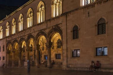 DUBROVNIK, CROATIA - 09 Haziran 2025 Dubrovnik Eski Kasabası 'ndaki Rektörler Sarayı' nın gece görüşü. Dubrovnik, Hırvatistan 'ın güneyinde taştan duvarlarla çevrili kendine özgü Eski Kenti ile tanınan bir şehir..