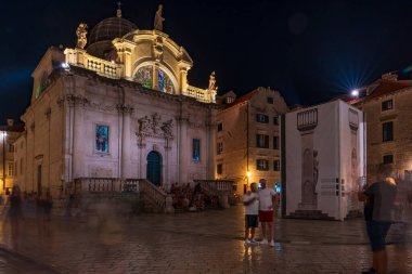 DUBROVNIK, CROATIA - 09 Haziran 2025: Dubrovnik Eski Şehir Meydanı 'ndaki St. Blaise Kilisesi Gece Görüşü. Dubrovnik, Hırvatistan 'ın güneyinde taştan duvarlarla çevrili kendine özgü Eski Kenti ile tanınan bir şehir.
