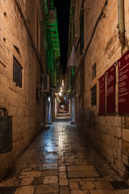 DUBROVNIK, CROATIA - 09 Haziran 2025: Dubrovnik Eski Kasabası 'nda dar bir sokak. Dubrovnik, Hırvatistan 'ın güneyinde taştan duvarlarla çevrili kendine özgü Eski Kenti ile tanınan bir şehir..