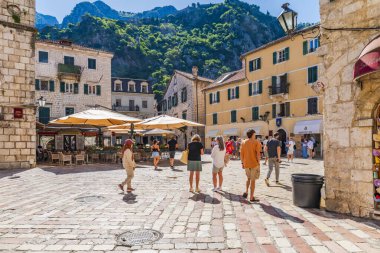 KOTOR, MONTENEGRO - Haziran 01, 2025: Kotor Karadağ 'ın Adriyatik kıyısında güçlendirilmiş bir kent ve kenti çevreleyen tarihi eski kent ve taş duvarları ile popüler bir turizm beldesi..