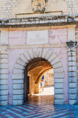 KOTOR, MONTENEGRO - Haziran 01, 2025: Kotor Karadağ 'ın Adriyatik kıyısında güçlendirilmiş bir kent ve kenti çevreleyen tarihi eski kent ve taş duvarları ile popüler bir turizm beldesi..