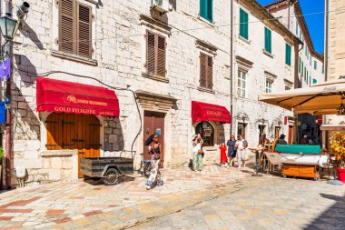 KOTOR, MONTENEGRO - Haziran 01, 2025: Kotor, Montenegros Adriyatik kıyısında güçlendirilmiş bir şehirdir.