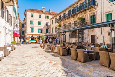 KOTOR, MONTENEGRO - Haziran 01, 2025: Kotor, Montenegros Adriyatik kıyısında güçlendirilmiş bir şehirdir.