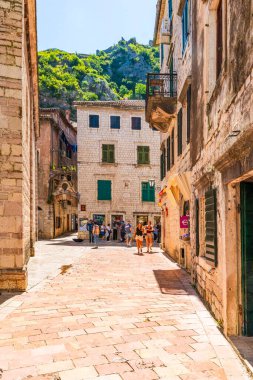 KOTOR, MONTENEGRO - Haziran 01, 2025: Kotor, Montenegros Adriyatik kıyısında güçlendirilmiş bir şehirdir.