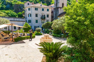KOTOR, MONTENEGRO - Haziran 01, 2025: Kotor, Montenegros Adriyatik kıyısında güçlendirilmiş bir şehirdir.