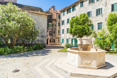 Kotor, Karadağ tarihi kent meydanında