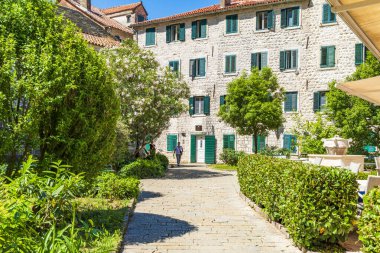 KOTOR, MONTENEGRO - HAZİRAN 01, 2025: Eski Kotor kasabasındaki St Mary Kilisesi. Kotor, Montenegros Adriyatik kıyısında, güçlendirilmiş bir kasabadır. Burası tarihi bir şehir. Popüler bir turizm merkezi.