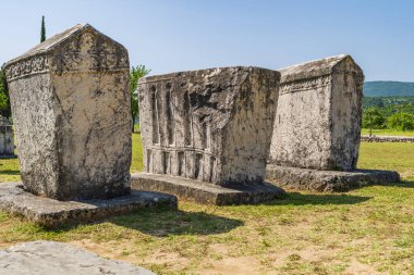 Bosna-Hersek 'in Stolac kenti yakınlarındaki bir ortaçağ anıtı olan Radimlja mezarlığında mezar taşları (stecci olarak bilinir)