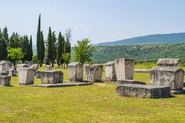 Bosna-Hersek 'in Stolac kenti yakınlarındaki bir ortaçağ anıtı olan Radimlja mezarlığında mezar taşları (stecci olarak bilinir)