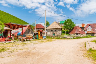 LUKOMIR, BOSNIA-HERZEGOVINA - Haziran 06, 2025: Lukomir Bosna-Hersek 'te bir köydür. Bjelasnica Dağı 'nda yer alan köy, ülkenin en yüksek köyü ve maksimum yüksekliği 1495 metre.