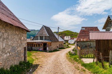 LUKOMIR, BOSNIA-HERZEGOVINA - Haziran 06, 2025: Lukomir Bosna-Hersek 'te bir köydür. Bjelasnica Dağı 'nda yer alan köy, ülkenin en yüksek köyü ve maksimum yüksekliği 1495 metre.