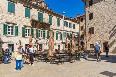 KOTOR, MONTENEGRO - Haziran 01, 2025: Kotor Karadağ 'ın Adriyatik kıyısında güçlendirilmiş bir kent ve kenti çevreleyen tarihi eski kent ve taş duvarları ile popüler bir turizm beldesi..