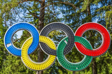 SARAYBOSNIA-HERZEGOVINA - Haziran 05, 2025: Saraybosna şehrine bakan ve 1984 Kış Olimpiyatları 'nın kilit noktalarından biri olan Trebeviç Dağı' ndaki Olimpiyat halkaları.