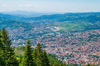 Saraybosna ve Bosna-Hersek 'in Trebeviç Dağı' ndan Dinariç Alplerini çevreleyen hava manzarası