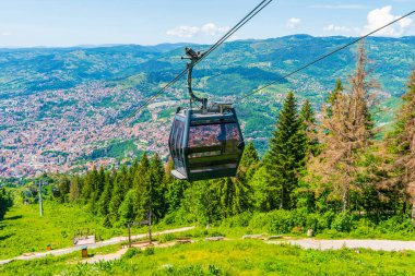 Saraybosna ve Cable Car 'ın hava manzarası Bosna-Hersek' in Trebeviç Dağı 'nın zirvesine ulaştı