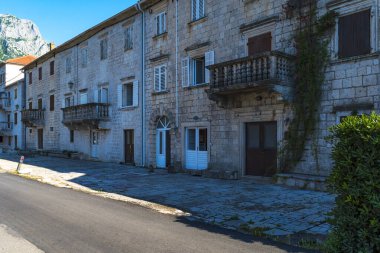 Karadağ 'ın Kotor Körfezi kıyısında küçük bir kasaba olan Prcanj