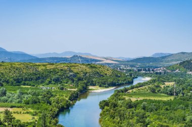 Bosna-Hersek 'in Pocitelj kasabası yakınlarındaki kırsal manzara ve Neretva Nehri