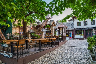 MOSTAR, BOSNIA-HERZEGOVINA - Haziran 08, 2025: Bosna-Hersek 'in tarihi başkenti Mostar. Mostar 'ın ikonik Eski Şehir ve Köprüsü ülkenin en popüler turizm beldelerinden biri.