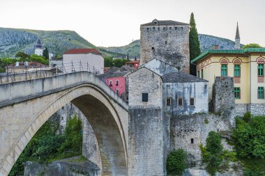 Bosna-Hersek 'in Mostar kentindeki ikonik Eski Köprü' ye (Stari Most) bakış