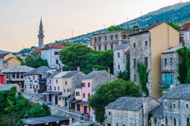 MOSTAR, BOSNIA-HERZEGOVINA - Haziran 08, 2025: Bosna-Hersek 'in tarihi başkenti Mostar' ın görüntüsü. Mostar 'ın ikonik Stari Most' u (Eski Köprü) popüler bir turizm beldesi.