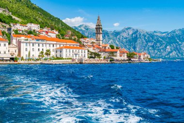 PERAST, MONTENEGRO - HAZİRAN 01, 2025: Karadağ 'ın Kotor Körfezi' nde Perast 'in Manzarası, St. George ve Our Lady of the Rocks adalarına yakınlığıyla tanınıyor.