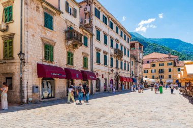 KOTOR, MONTENEGRO - Haziran 01, 2025: Kotor, Montenegros Adriyatik kıyısında güçlendirilmiş bir şehirdir.