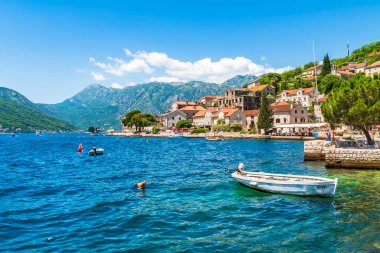 PERAST, MONTENEGRO - HAZİRAN 01, 2025: Karadağ 'ın Kotor Körfezi' nde Perast 'in Manzarası, St. George ve Our Lady of the Rocks adalarına yakınlığıyla tanınıyor.