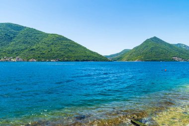 Kotor Körfezi ve Karadağ 'daki dağların manzarası