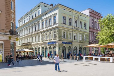SARAJEVO, BOSNIA VE HERZEGOVINA - Haziran 05, 2025: Saraybosna 'da sokak manzarası. Bosna-Hersek 'in başkenti Balkanlar' daki siyasi, mali, sosyal ve kültürel merkez konumunda.