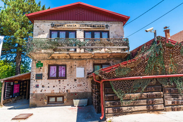 САРАЕВО, БОСНИЯ-ГОВИНА - ИЮНЬ 05 ИЮНЯ 2025 года. Тоннель, построенный в 1993 году, служил спасательным кругом для граждан во время осады Сараево в разгар Боснийской войны.