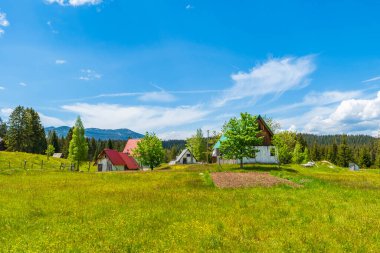 Karadağ 'ın Podgora kentinde küçük bir köy manzarası