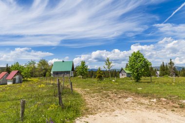 Karadağ 'ın Podgora kentinde küçük bir köy manzarası