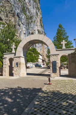 OSTROG, MONTENEGRO - Haziran 02, 2025: Ostrog Manastırı, Ostroska Greda 'nın büyük kayasında yer alan Sırp Ortodoks Kilisesi, Karadağ' ın en popüler hac mekanı..