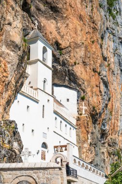 OSTROG, MONTENEGRO - Haziran 02, 2025: Ostrog Manastırı, Ostroska Greda 'nın büyük kayasında yer alan Sırp Ortodoks Kilisesi, Karadağ' ın en popüler hac mekanı..