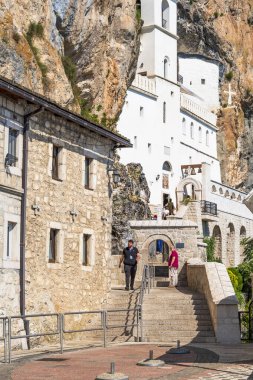 OSTROG, MONTENEGRO - Haziran 02, 2025: Ostrog Manastırı, Ostroska Greda 'nın büyük kayasında yer alan Sırp Ortodoks Kilisesi, Karadağ' ın en popüler hac mekanı..