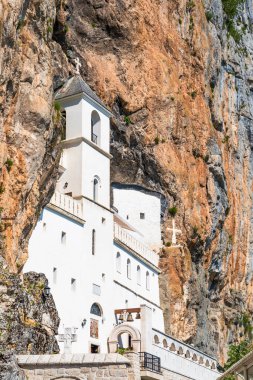 Karadağ 'da 17. yüzyılın başlarında kurulan bir Sırp Ortodoks Kilisesi olan Ostrog manastırı
