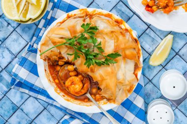 Karides ve nohut turtası, üstüne de filo pastası.