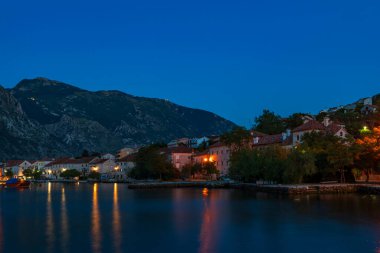 Karadağ 'ın Prcanj kenti ve Kotor Körfezi' nin akşam manzarası