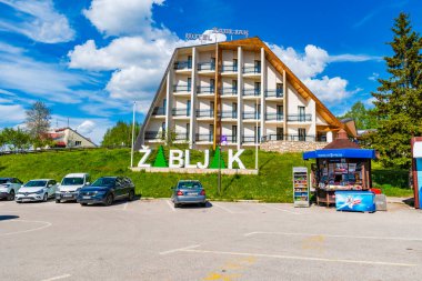 ZABLJAK, MONTENEGRO - HAZİRAN 03, 2025: Zabljak, Karadağ 'ın Durmitor dağ bölgesinin merkezinde yer alan ve 1456 metre irtifaya sahip küçük bir kasabadır.