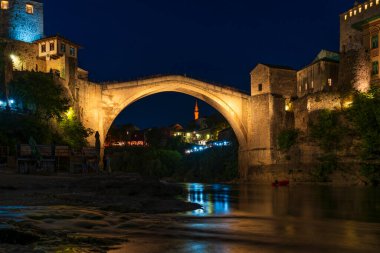 Bosna-Hersek 'te Mostar' ın Eski Kenti ikonik Stari Most (Eski Köprü) ve Neretva Nehri 'nin gece görüşü