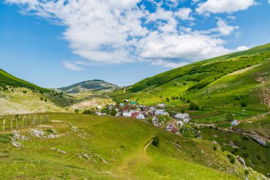 Bosna-Hersek 'in en yüksek köyü olan Lukomir' deki kırsal alan