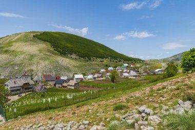 Bosna-Hersek 'in en yüksek köyü olan Lukomir' deki kırsal alan