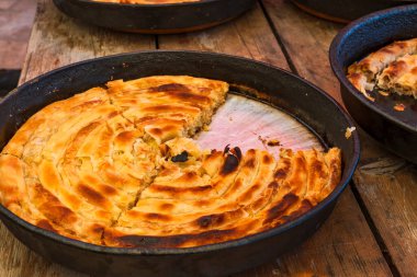 Burek - sebze, peynir veya etle doldurulmuş geleneksel Bosna turtası - seçici odaklanma