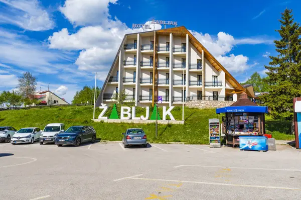 ZABLJAK, MONTENEGRO - HAZİRAN 03, 2025: Zabljak, Karadağ 'ın Durmitor dağ bölgesinin merkezinde yer alan ve 1456 metre irtifaya sahip küçük bir kasabadır.