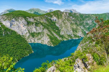 Karadağ 'daki Piva Nehri üzerinde Mratinje Barajı' nın inşaatı sonucunda oluşturulan yapay bir rezervuar olan Piva Gölü manzarası